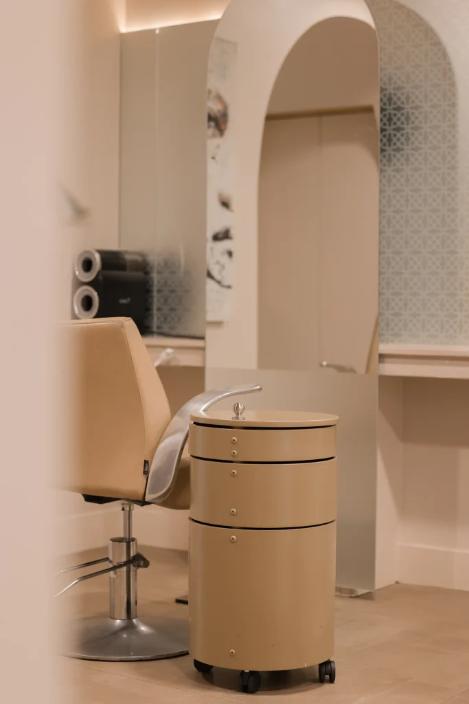 Stijlvolle styling stoel in de salon van Nature Hair Experience