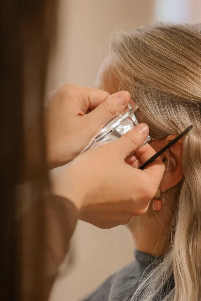 Stylist brengt highlights aan met folie bij natuurkleuring in Arnhem