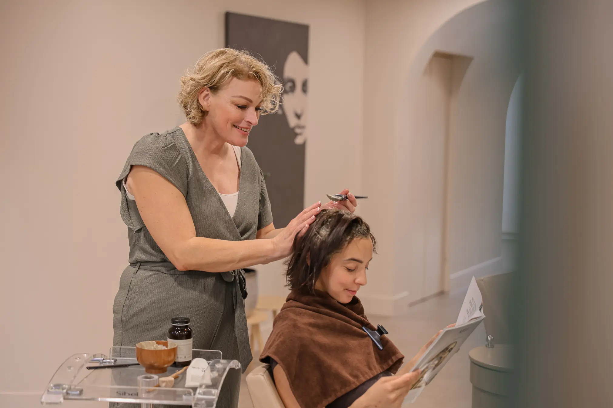 Stylist verzorgt het haar van een klant bij Nature Hair Experience in Arnhem