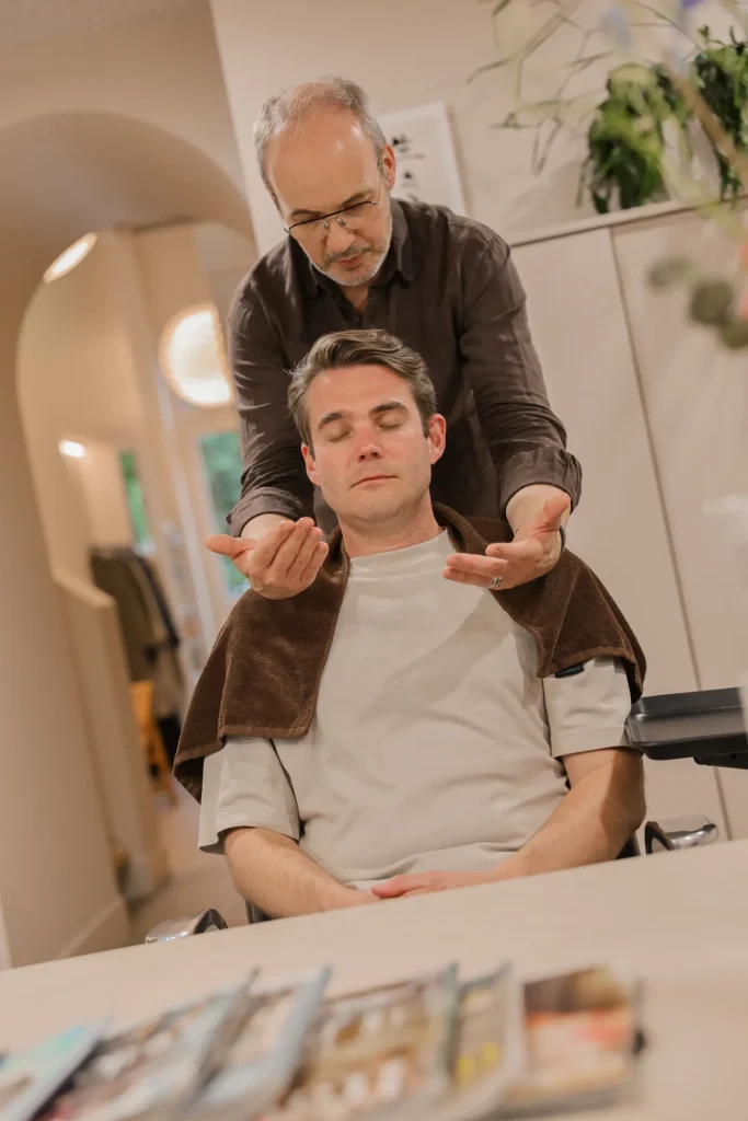 Ontspannende gezichtsmassage tijdens een spa ritueel bij Nature Hair Experience