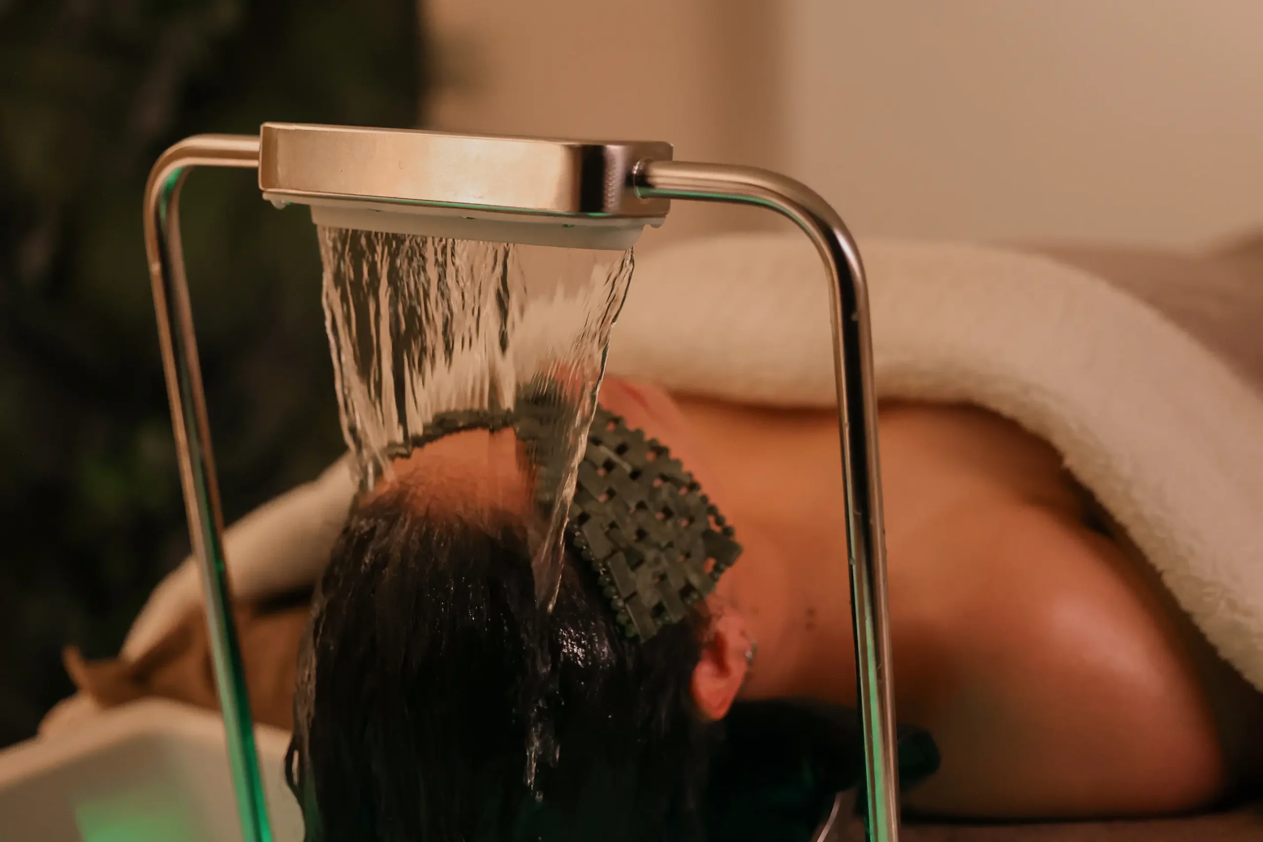 Spoelen van het haar na een kleurbehandeling bij Nature Hair Experience