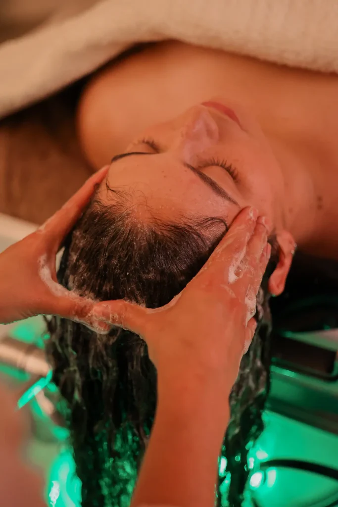 Hoofdhuidmassage tijdens het wassen bij een headspa behandeling in Arnhem