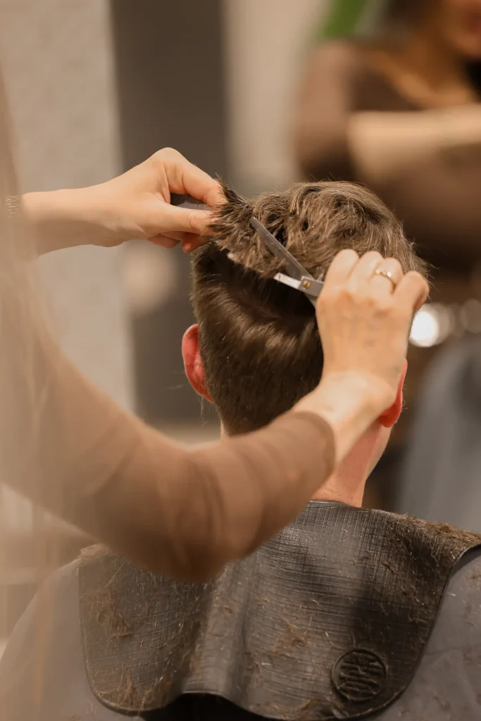 Precisieknip van kort donker haar bij Nature Hair Experience