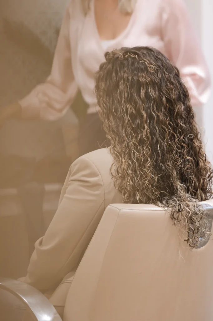 Krullend haar na een knipbehandeling bij Nature Hair Experience